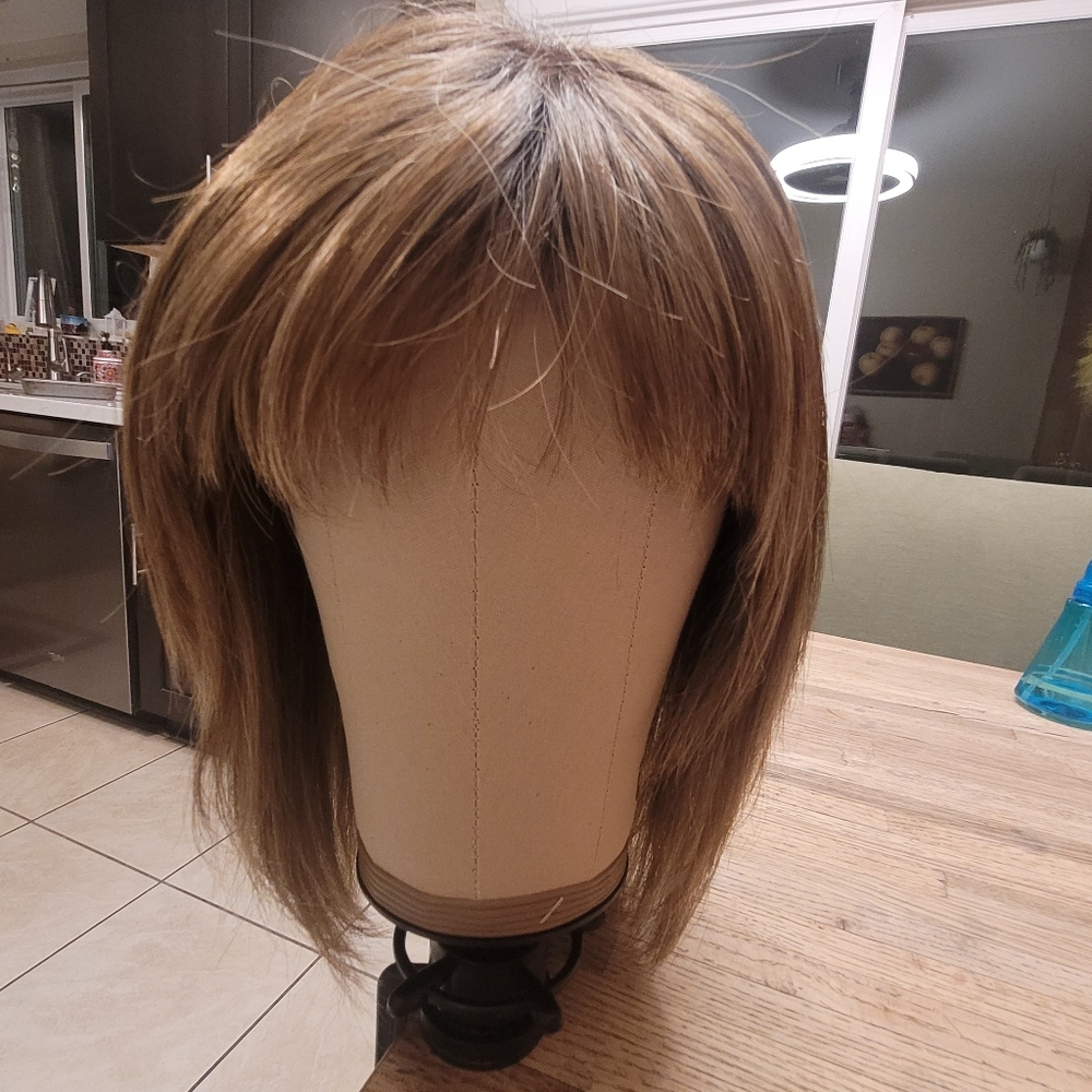 Avery Wig by Tressallure in Sugar Brulee Synthetic Mid-Length EUC